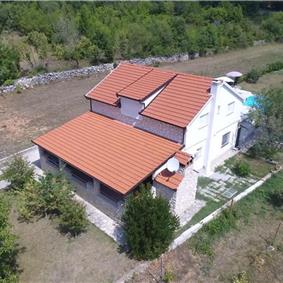 3 Bedroom Villa with Pool & Tennis Court near Sinj, sleeps 8